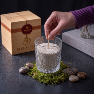 QUBO candela a sabbia in bicchiere con cera di origine vegetale - inserimento stoppino